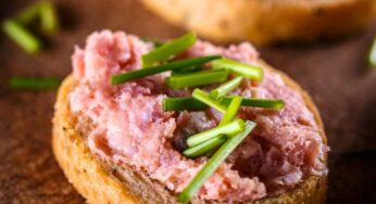 Devi provare assolutamente queste bruschette alla salsiccia, una tira l’altra: altro che quelle al pomodoro