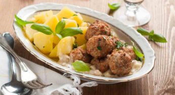 La cena perfetta per tutta la famiglia, fai tutto in forno ed é buonissima: polpette alla poverella, ti lecchi pure il piatto