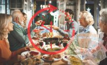 famiglia riunita a cena con orologio che segna il tempo e mano con banconote euro