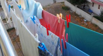 Panni stesi in balcone: se commetti questo errore rischi una multa da 400 euro