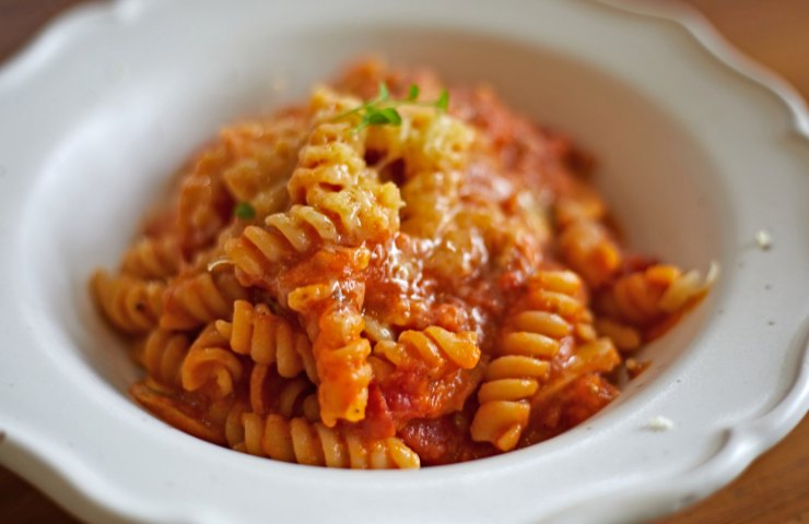 Pasta con tonno e crema di pomodoro
