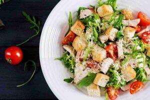 insalata di pollo in un piatto